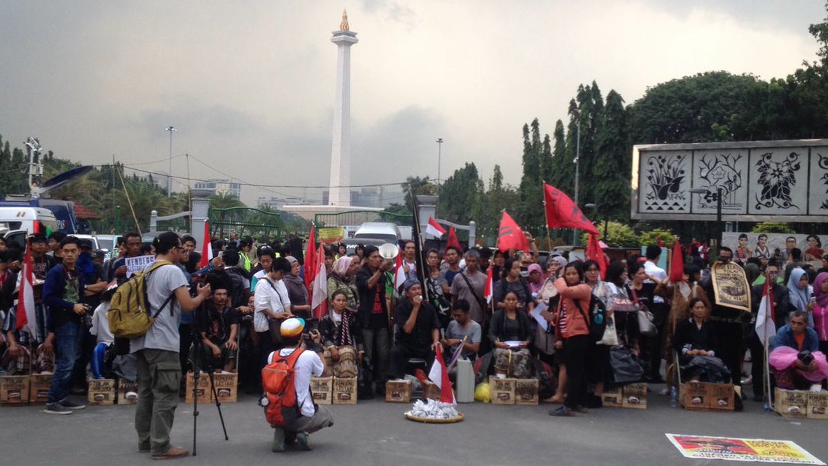 JmppkRembang's tweet photo. #Hari5 (17/03/2017) #DipasungSemen2 mari merapat ikut bersolidaritas, di seberang istana Bapak @jokowi #TolakPabrikSemen https://t.co/gjuFDXFQMa
