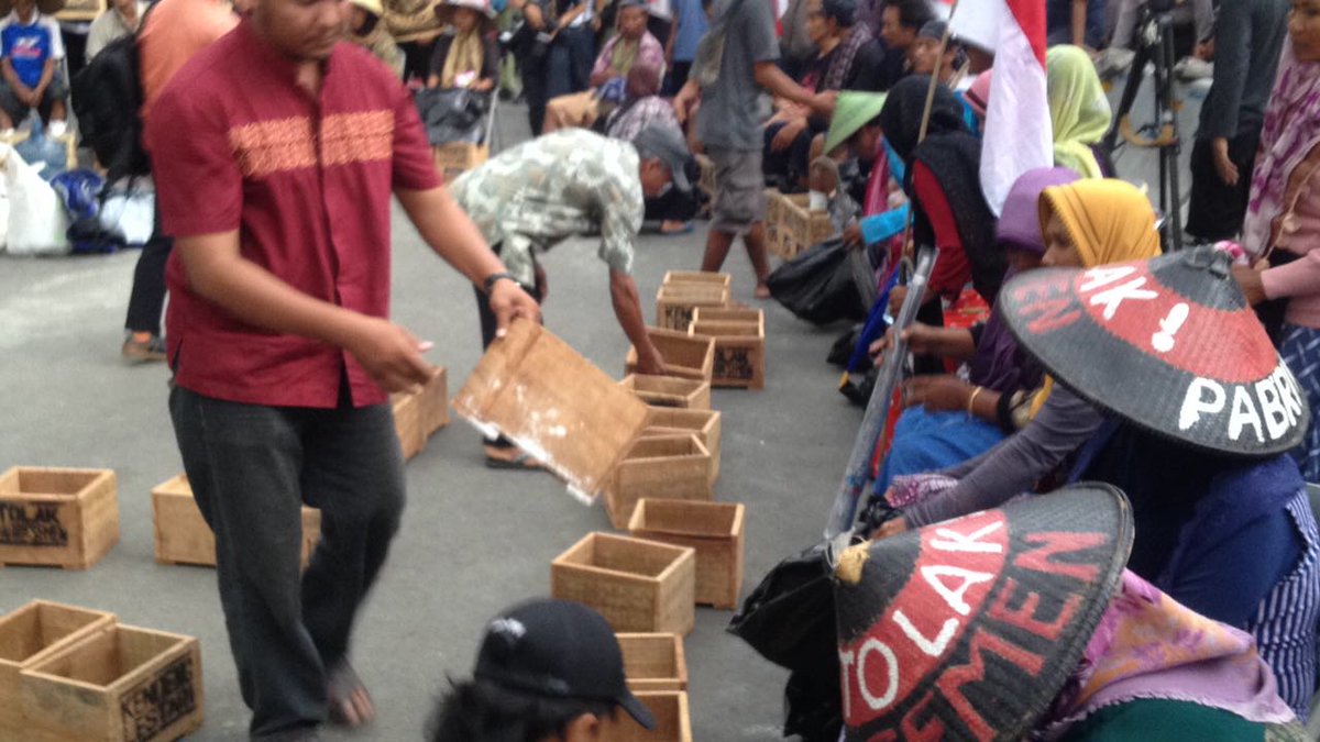 JmppkRembang's tweet photo. #Hari5 (17/03/2017) #DipasungSemen2 mari merapat ikut bersolidaritas, di seberang istana Bapak @jokowi #TolakPabrikSemen https://t.co/gjuFDXFQMa