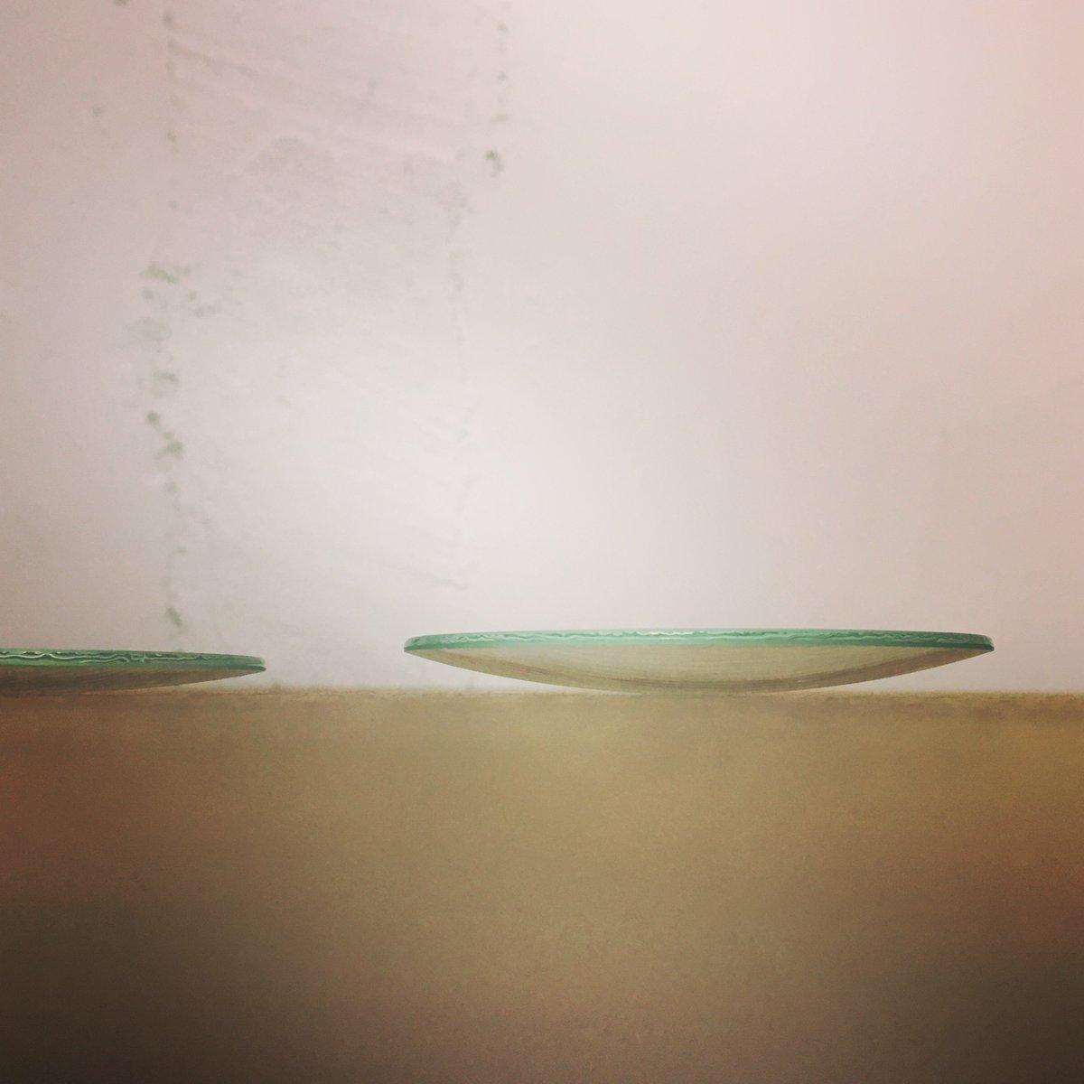 リカシツ 時計皿 平ようで平じゃないよ 二枚貝の様に合わせて使うとのこと中に色々入れてアクセサリーにしたり万華鏡にしたりと発想の転換ですね 時計皿サイズが増えました T Co Bmdpptho4y リカシツ 時計皿 万華鏡 T Co