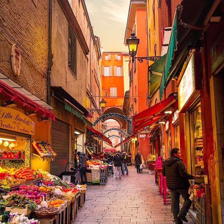 🍋🍓🍇 Bologna'da sokakta satılan meyve ve sebzeler, marketlere göre daha pahalıdır🍅🥕🥑
Rezervasyon.com