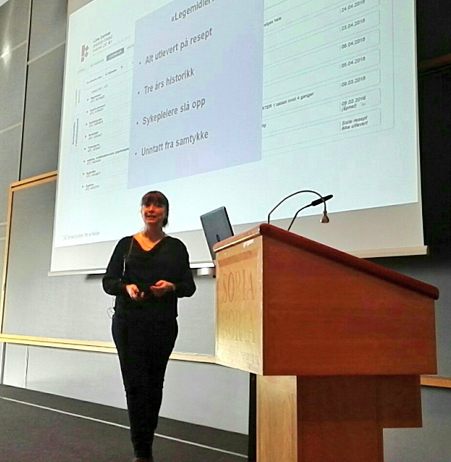 legevaktmedisin's tweet photo. Lene Ekern Kvavik fra @DirEhelse forklarer Norges legevaktledere om #kjernejournal https://t.co/ZGyPDmIFxn