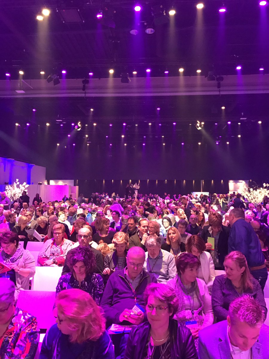 alidaoppers's tweet photo. Volle bak : 1000 schoolleiders bijeen in Nieuwegein om inspiratie te halen voor hun vak https://t.co/zGxZTRDUpf