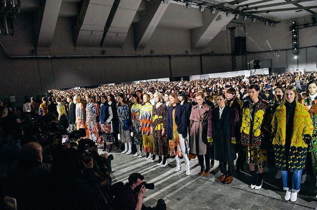 LeVifWeekend's tweet photo. Un an passé à filmer Dries Van Noten pour un documentaire inédit. Rencontre avec Reiner Holzemer, le réalisateur. https://t.co/3u84IvNoNN https://t.co/N7Sm26l6os