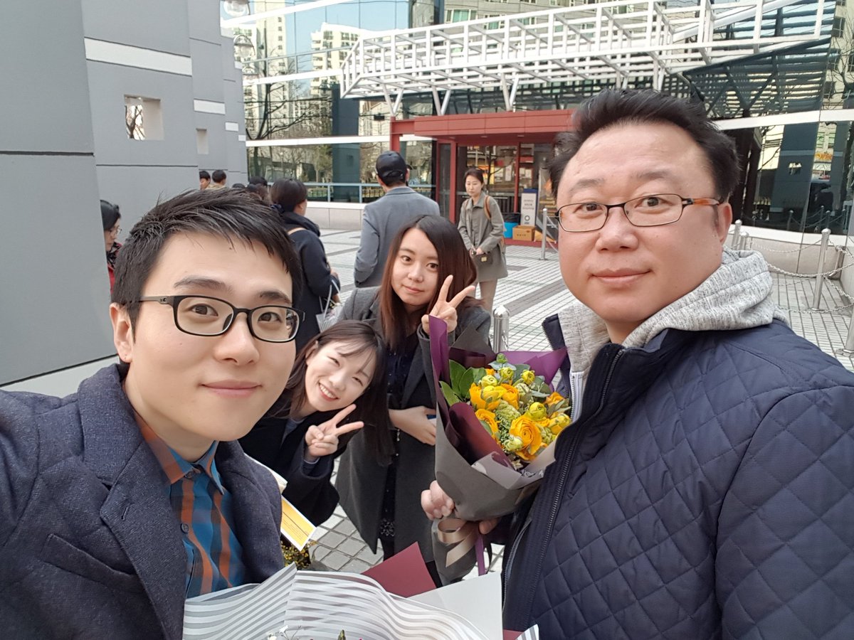 오늘 강수진 선배님께서 와이파이 초한지로 한국PD대상 성우부문을 수상했습니다! 선배님~넘넘 축하드려요~^^♡ 
앞으로 와이파이 초한지도 많이 많이 응원해 주세요~!! 축하하러 항우,유방 출격했습니다 with 전속성우후배들!ㅎㅎㅎ