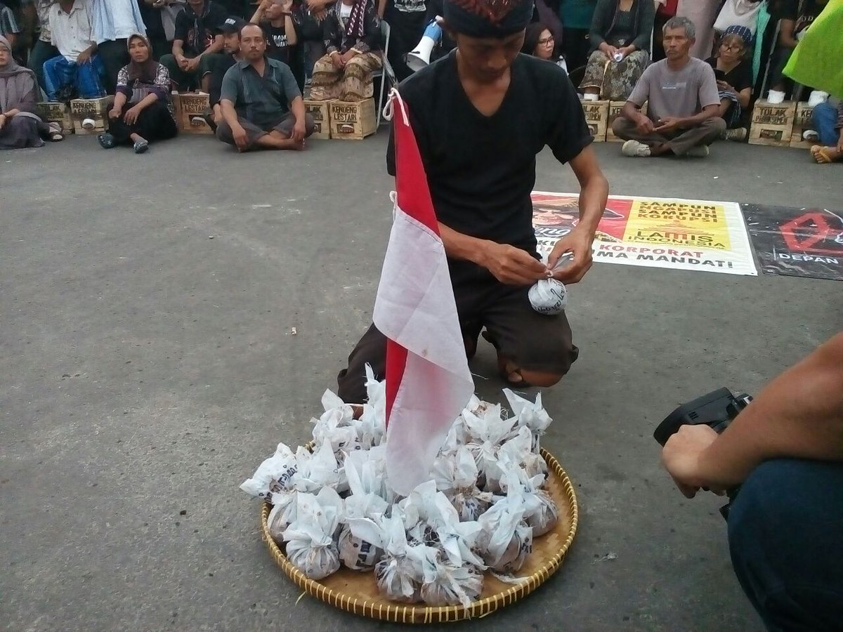 JmppkRembang's tweet photo. #Hari5 ritual menyatukan tanah dari 27 Kabupaten di Jawa Tengah. #DipasungSemen2 https://t.co/F0tnjWpHwh