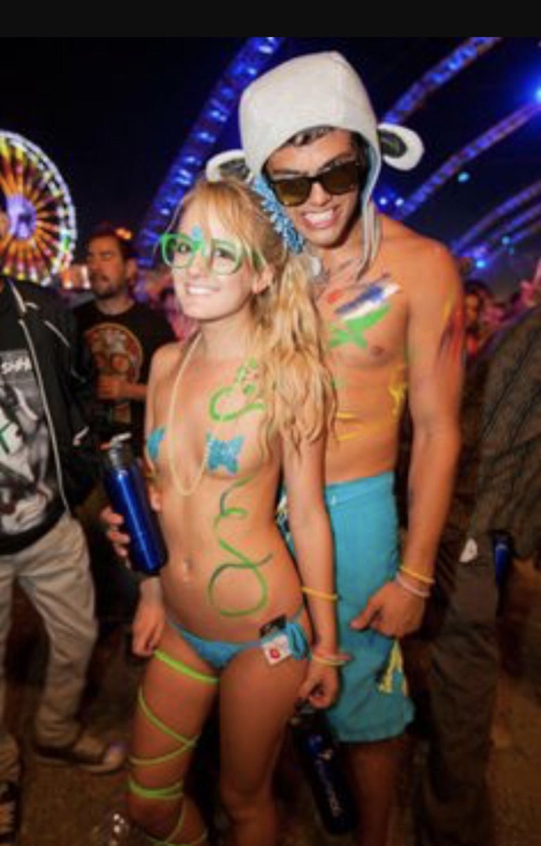 theraveposts's tweet image. Rave couples stay together #Love #Vibes