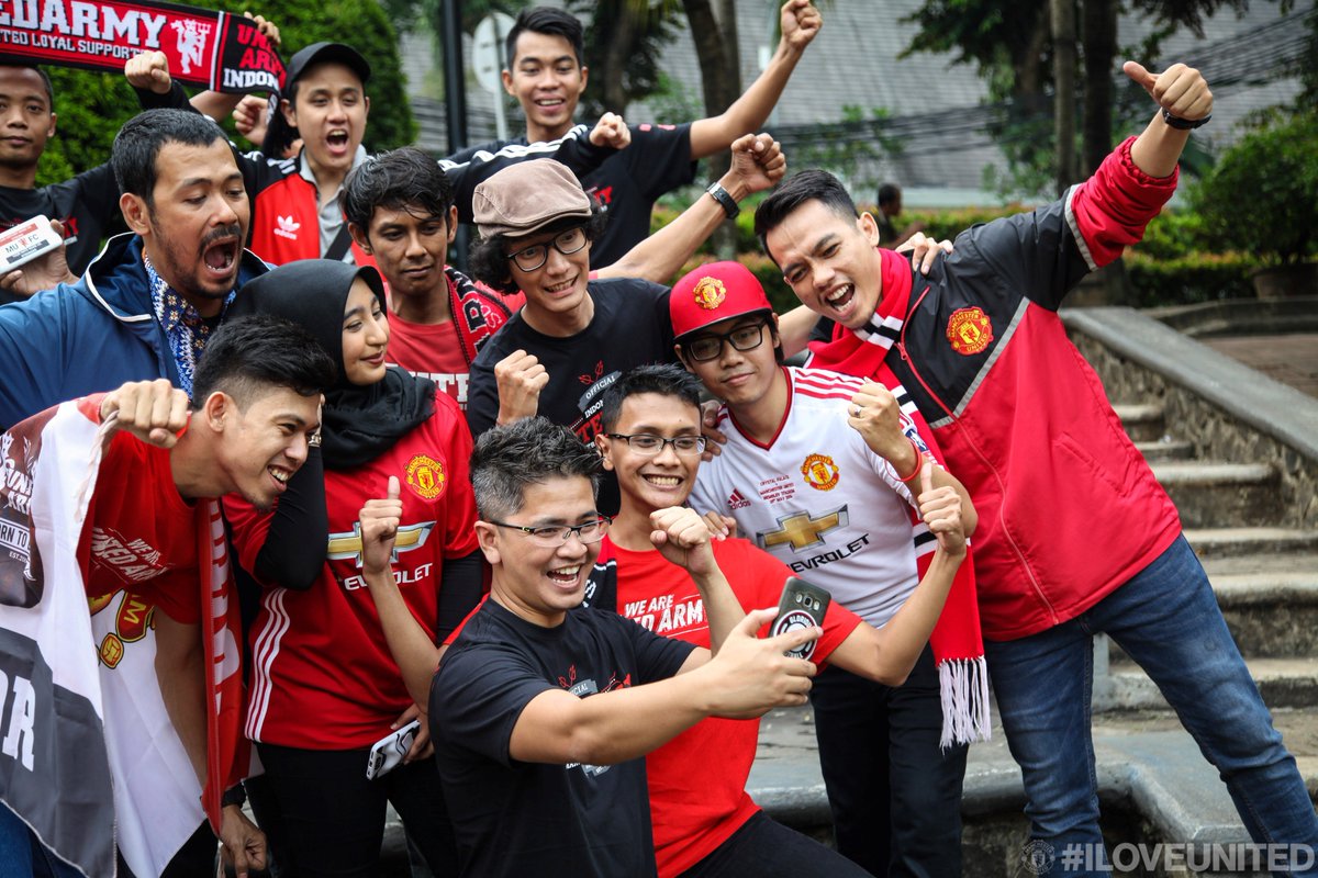 ManUtd's tweet photo. Amazing to meet such passionate #MUFC fans in Jakarta ahead of #ILOVEUNITED on Sunday! 🇮🇩🔴 https://t.co/4t88s4pP8H