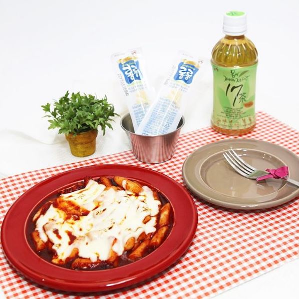 한 주를 마무리하는 기분좋은 야식타임! 오늘의 #야식 은?! 너로 정했다! 매콤하고 달콤한 떡볶이 위에 #드빈치롱롱치즈 를 올리면~♬ 금요일 저녁을 책임질 #치즈떡볶이 가 뚝딱 완성됩니다! >_< 저녁메뉴 고민해결! #남양유업 #드빈치치즈