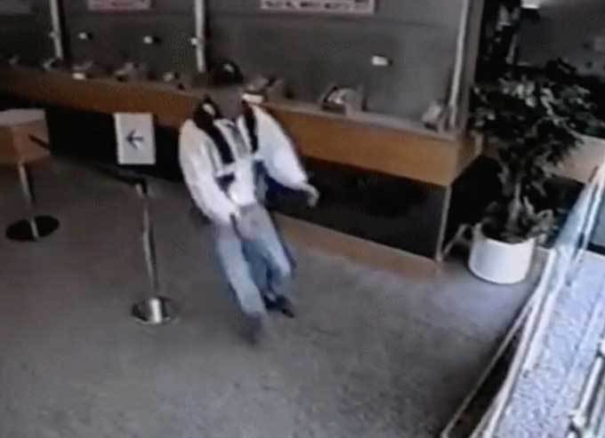 manchutdfans's tweet photo. Robber thinks he's locked in bank. The door opens the other way.
https://t.co/11Q8kpFIkU https://t.co/WQojEyMJbM