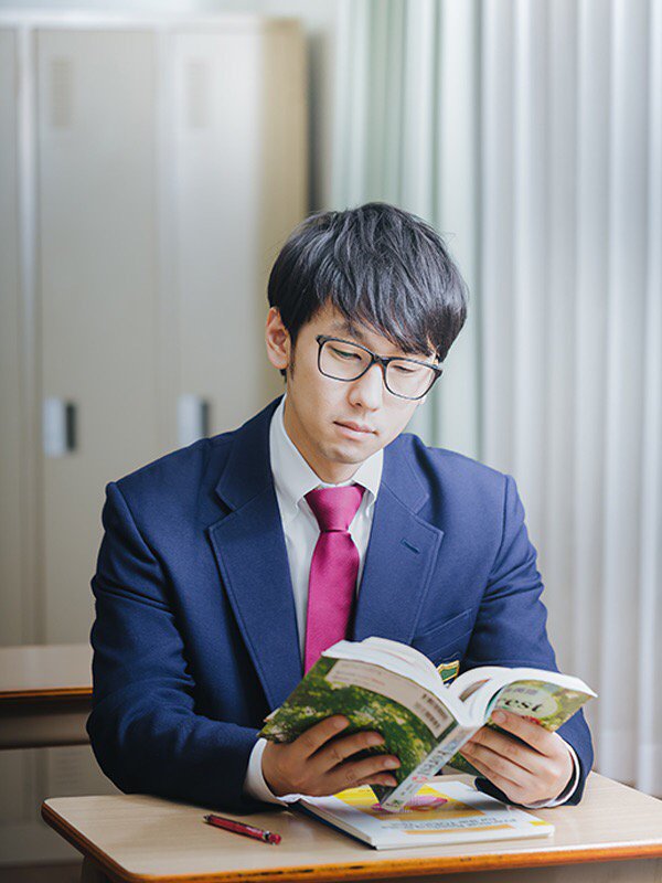 [学生(24)]の[おかしな所を探せ!]が分からない…。誰かやってみて！ #よくみると変な画像 bit.ly/2md2HR7 bit.ly/2md2HR7