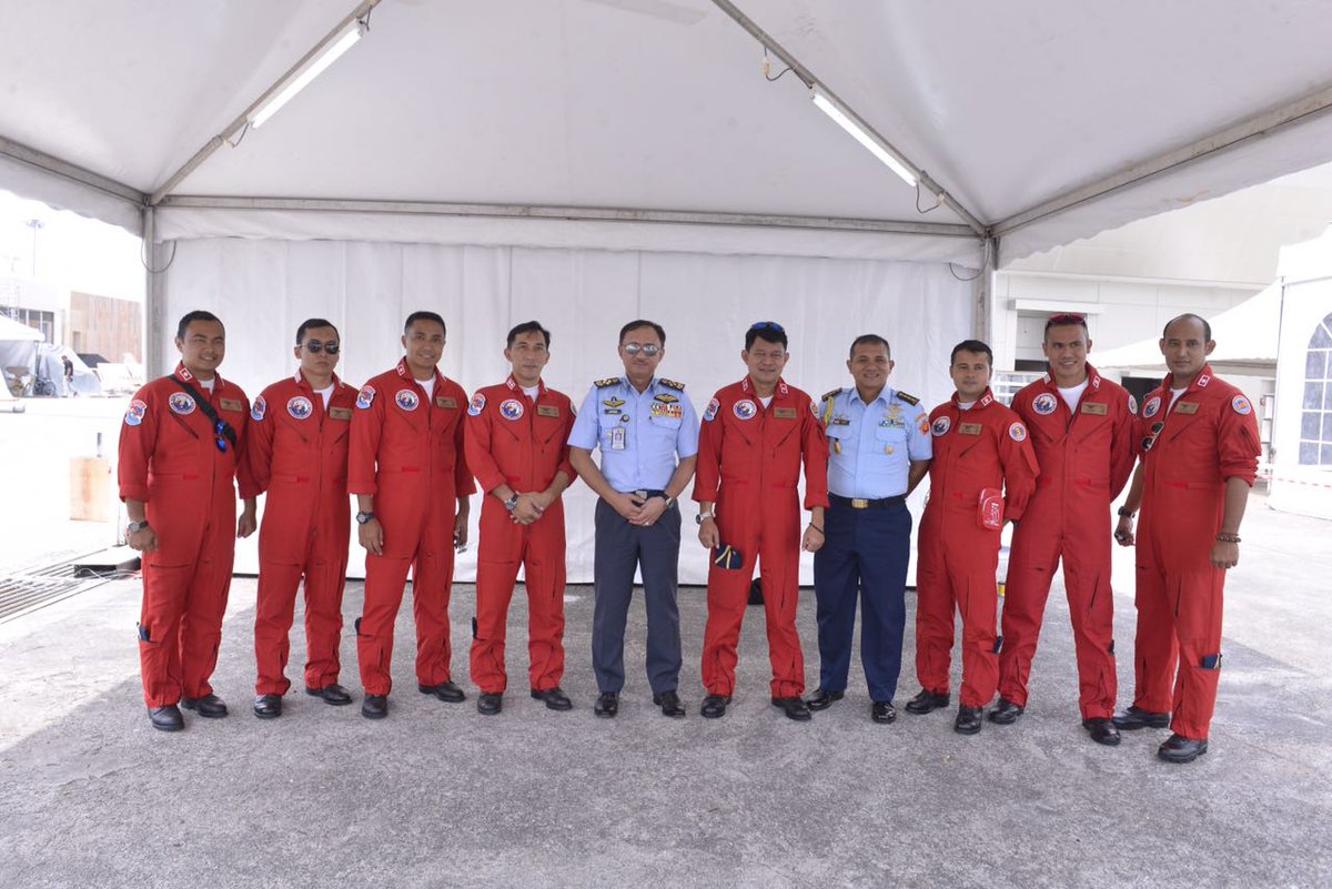 Panglima Tentera Udara bersama Jupiter Aerobatic Team #Indonesia #TNIAU di #Langkawi #LIMA17 #LebihHebat