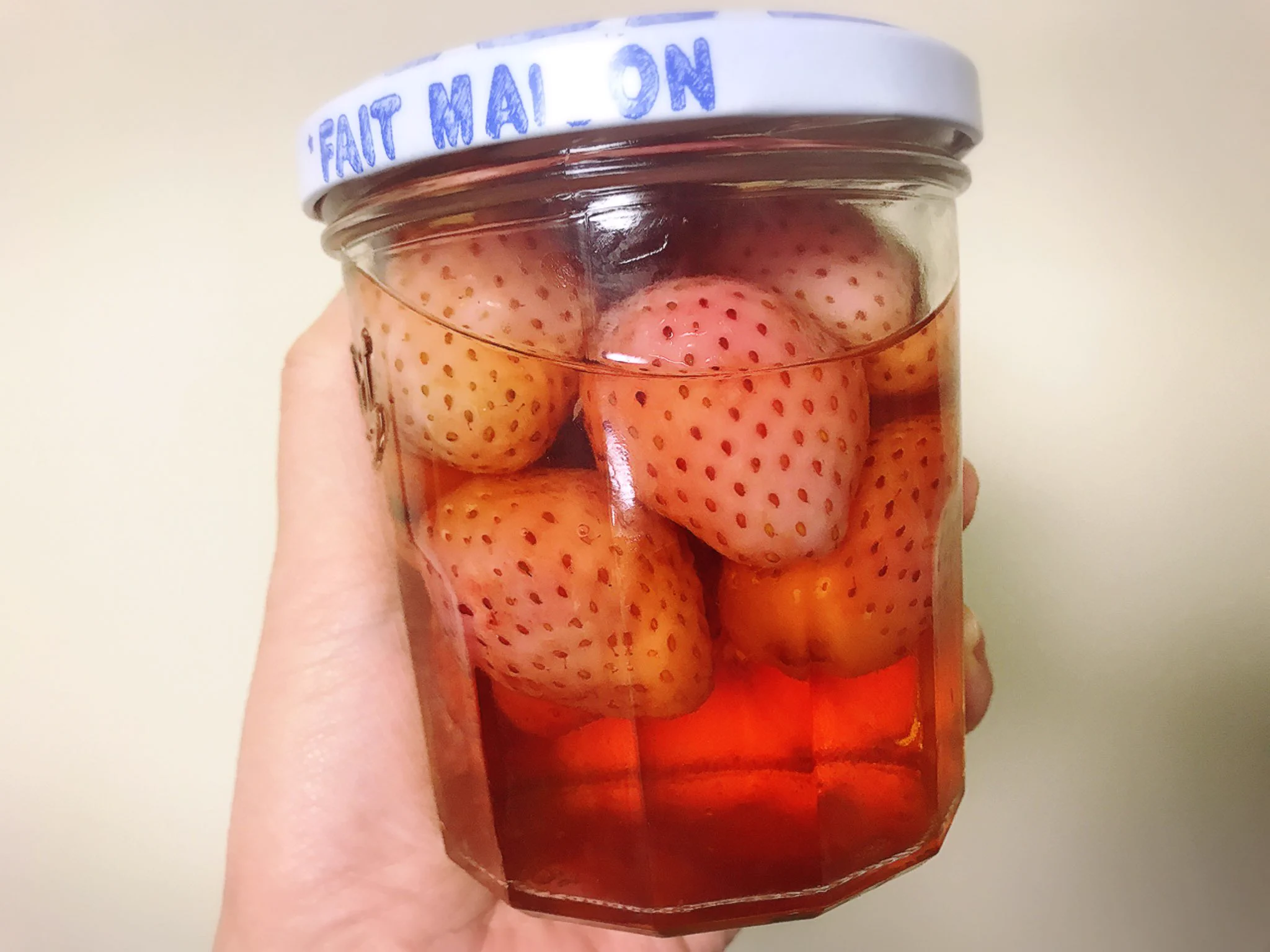 冷凍いちごでピンク色のウィスキーw炭酸で割ると淡い桜色に。悲鳴を上げるほど美味しいｗｗｗ