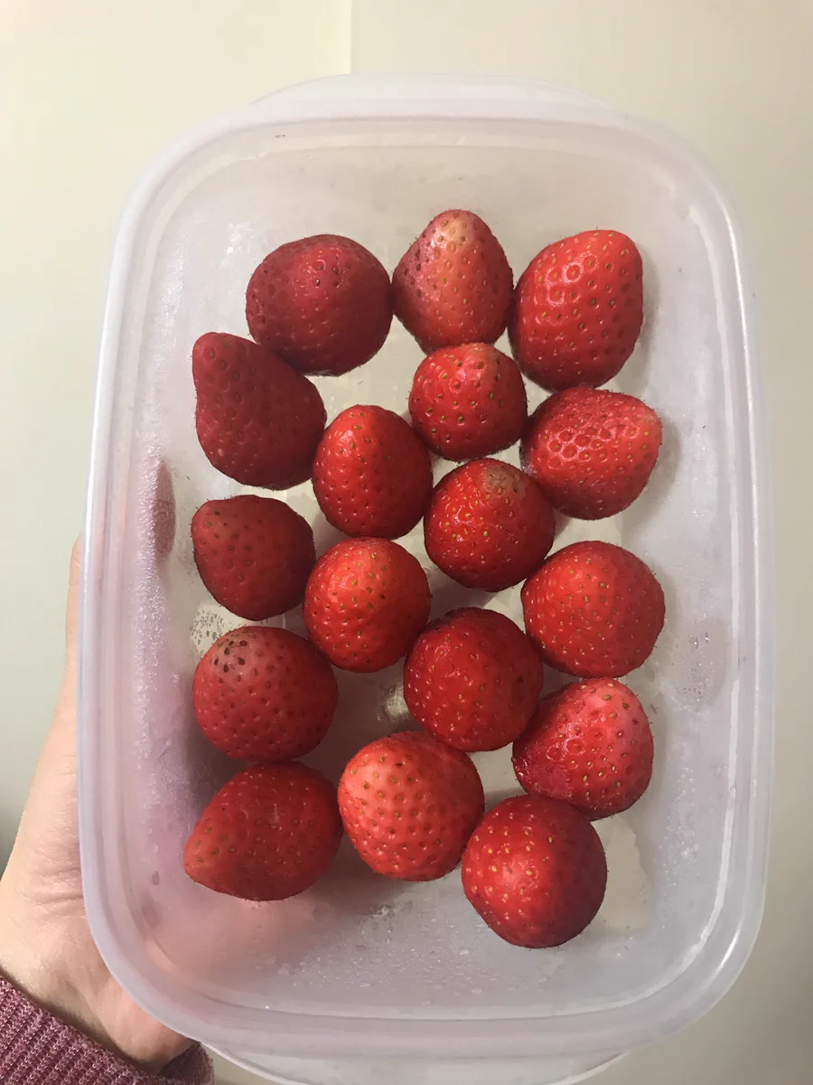 冷凍いちごでピンク色のウィスキーw炭酸で割ると淡い桜色に。悲鳴を上げるほど美味しいｗｗｗ