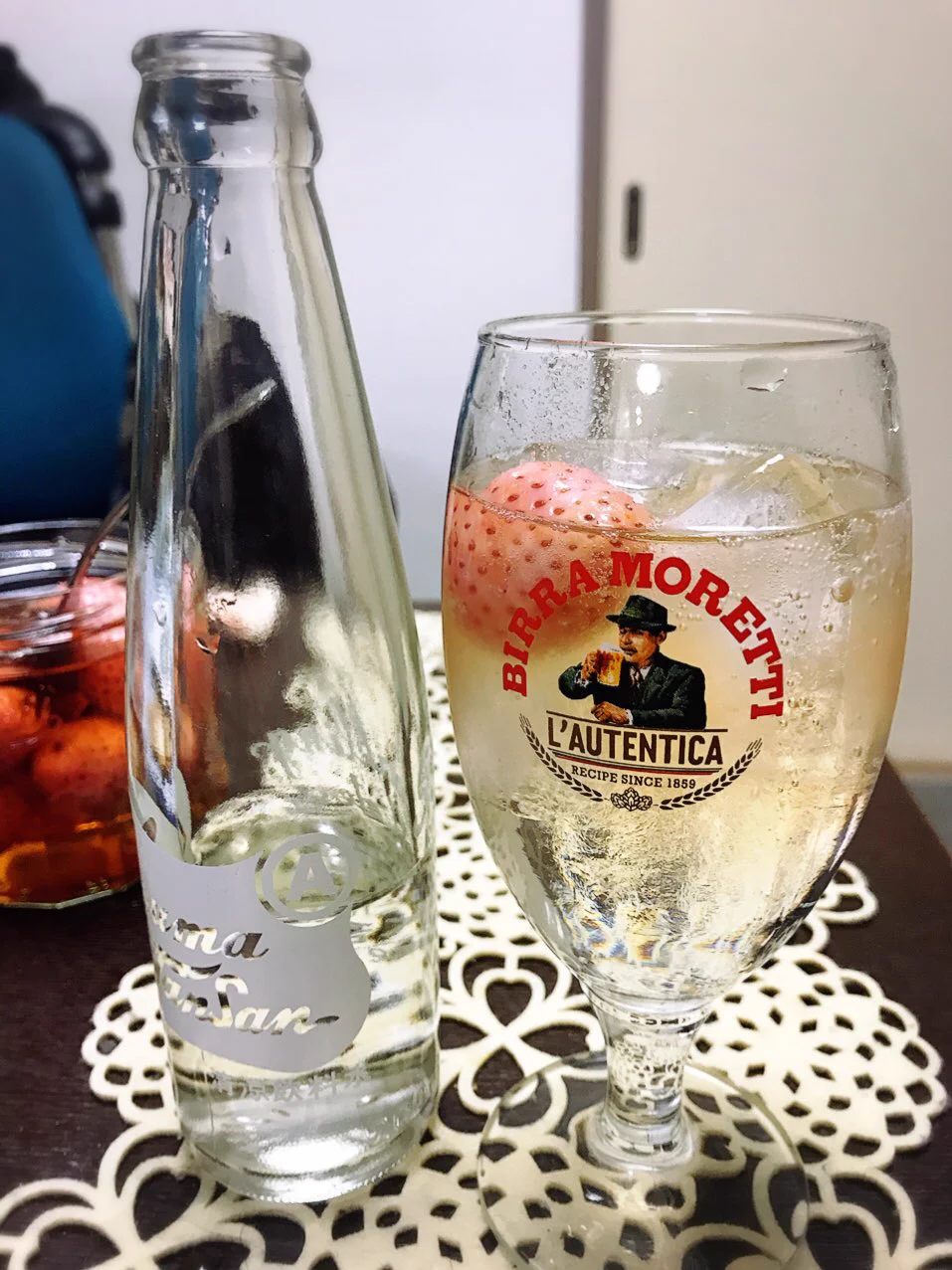 冷凍いちごでピンク色のウィスキーw炭酸で割ると淡い桜色に。悲鳴を上げるほど美味しいｗｗｗ