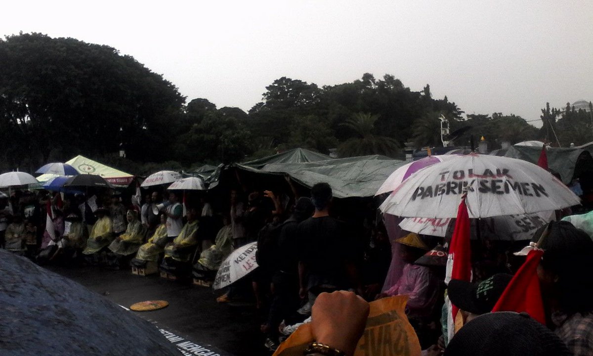 JmppkRembang's tweet photo. #Hari5 temui kami Pak @jokowi yang telah 5 hari ini menunggu di depan istanamu. Segera tutup pabrik semen #DipasungSemen2 https://t.co/BFoQVHaR33