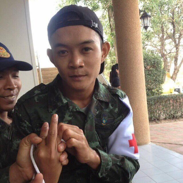 showchat2017's tweet photo. หุ่นพี่ทหารคนนี้คือต้องยอม https://t.co/wMrDOdV86N