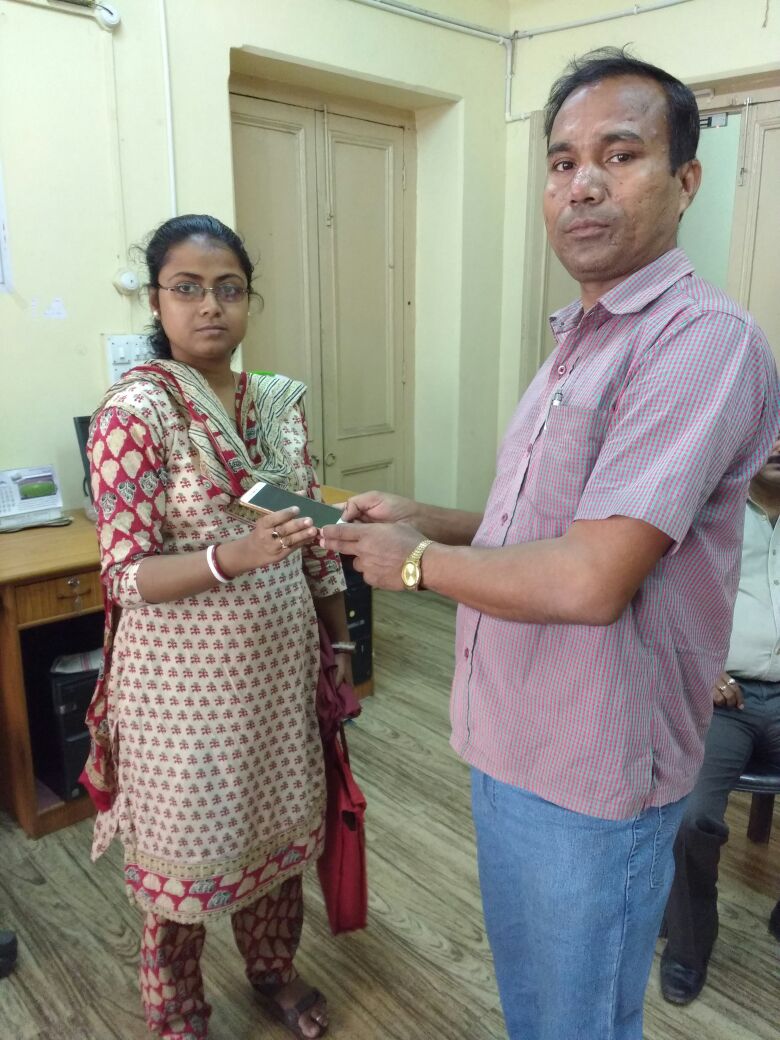 KPCentralDiv's tweet photo. mobile phone Recovery by Central Division Monitoring Cell ,Kolkata Police and handed over to its owner https://t.co/jCqXwfnGqL