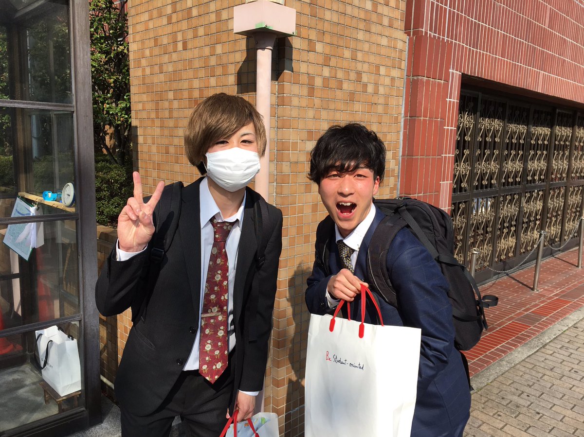 仕事の昼休みに飯食い行ってたら卒業式終わりのかんたと黒ちゃんに遭遇。卒業おめでとう！元気そうで何より！

卒業して自分もう1年経ったんやな。
1年って早いな〜