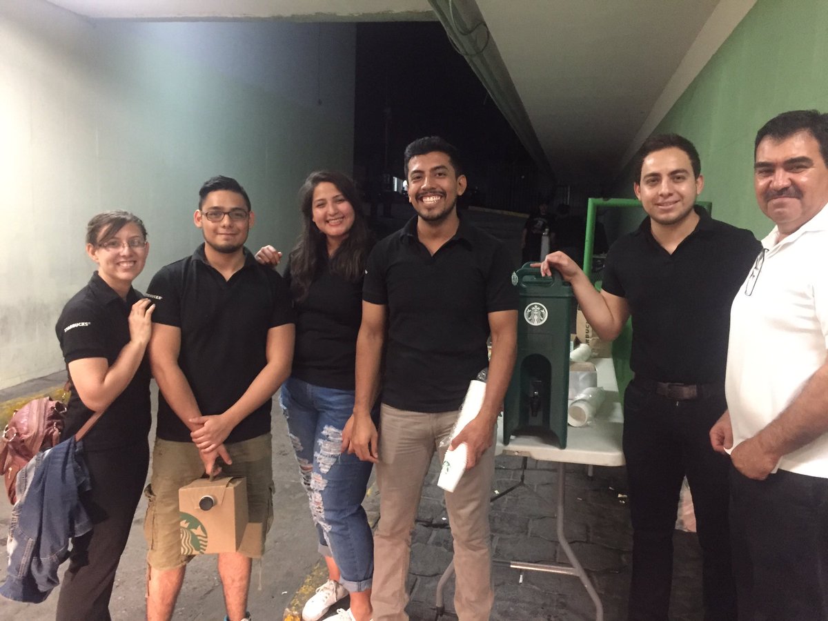 vmhbarbachano's tweet photo. Labor social en HGZ 7 del imss en MONCLOVA  gente de starbocks. Regalando cafe a familiares de pacientes y personal - excelente labor https://t.co/BejTCJPrXY