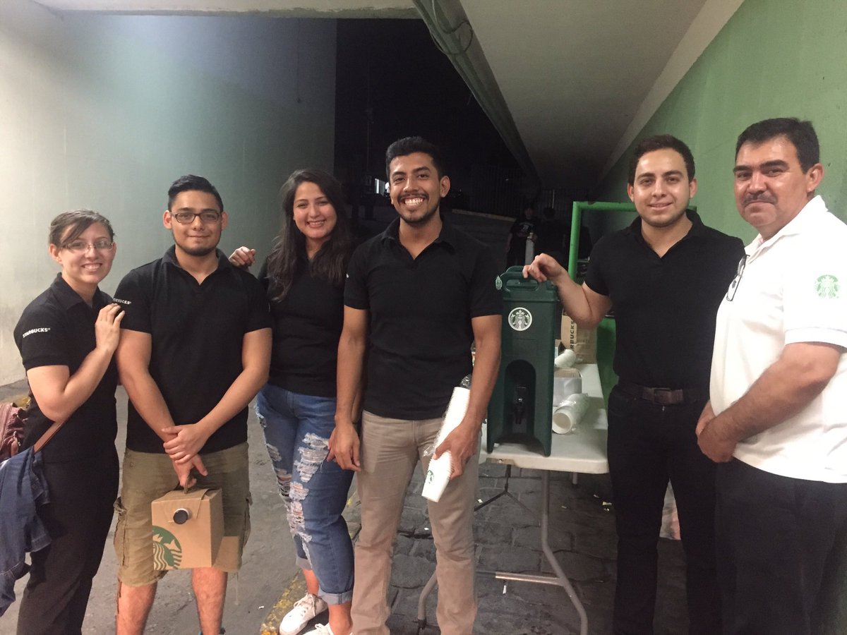 vmhbarbachano's tweet photo. Labor social en HGZ 7 del imss en MONCLOVA  gente de starbocks. Regalando cafe a familiares de pacientes y personal - excelente labor https://t.co/BejTCJPrXY