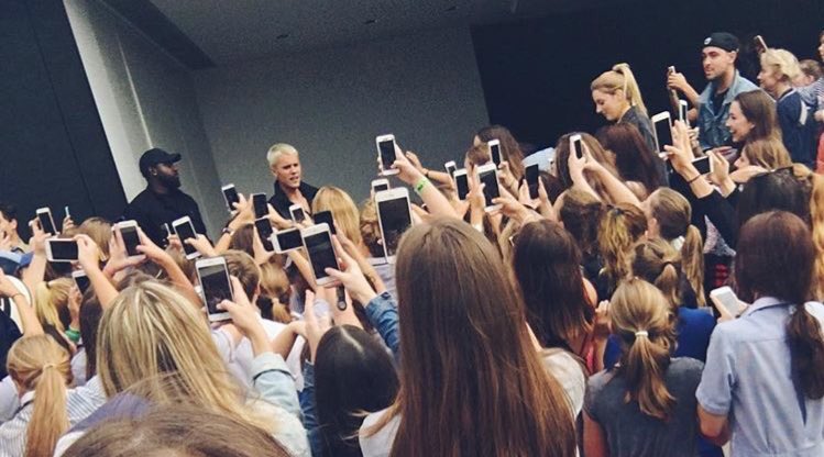 ibieberauhlls's tweet image. this photo looks like a meeting but no, justin is just at his house