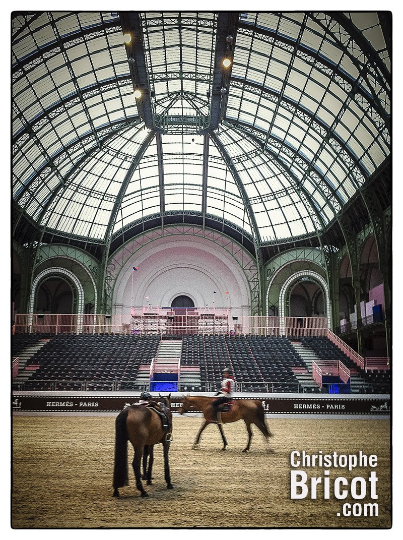 PHOTOCHRISTOPHE's tweet photo. Allez.... un weekend au @SautHermes au @GrandPalaisRmn 
@AFPphoto @lequipe ... photos chaque soir !
https://t.co/3PvO52TEOc https://t.co/MpzWIFh0vm