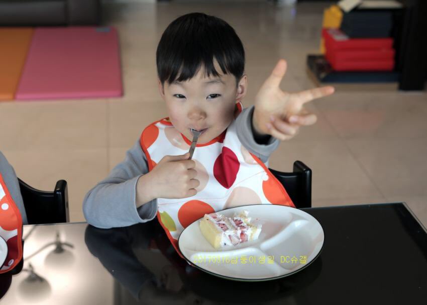 withtriplets's tweet photo. กินเค้กวันเกิด เจ้าหนูมิงตั้งใจกินใหญ่เลย เกลี้ยงจานเลย สงสัยต้องเบิ้ลแน่ๆ 😳😂 #6yearsSongtriplets #HBDSongtriplets https://t.co/RHe6ESf592