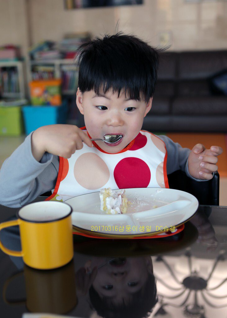withtriplets's tweet photo. กินเค้กวันเกิด เจ้าหนูมิงตั้งใจกินใหญ่เลย เกลี้ยงจานเลย สงสัยต้องเบิ้ลแน่ๆ 😳😂 #6yearsSongtriplets #HBDSongtriplets https://t.co/RHe6ESf592