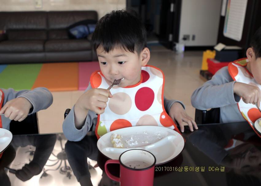 withtriplets's tweet photo. กินเค้กวันเกิด เจ้าหนูมิงตั้งใจกินใหญ่เลย เกลี้ยงจานเลย สงสัยต้องเบิ้ลแน่ๆ 😳😂 #6yearsSongtriplets #HBDSongtriplets https://t.co/RHe6ESf592