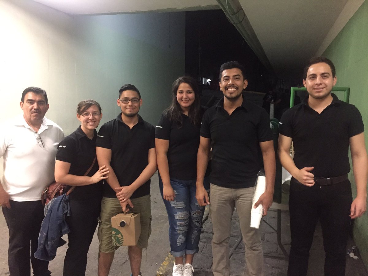 vmhbarbachano's tweet photo. @CarlosLoret en Monclova coah gente de starbocks regala cafe durante las noches excelente labor social https://t.co/sWK91eyIpJ