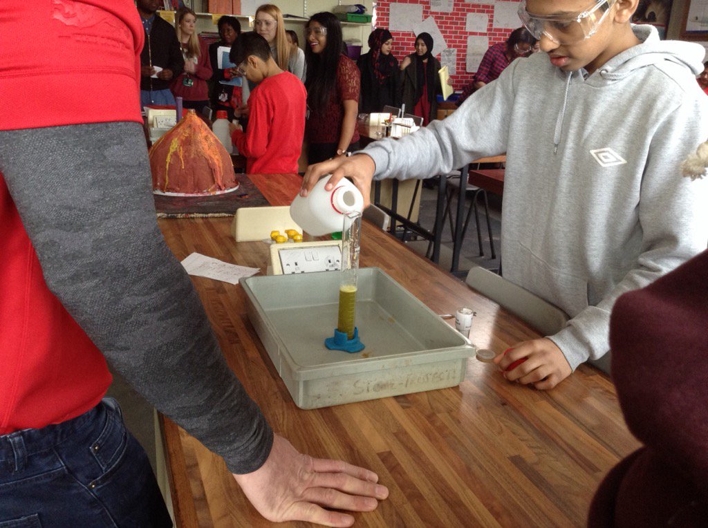 ChallneyBoys's tweet image. Pupils leading and demonstrating science to staff. @ScienceWeekUK #BSW17 #DemoDay17