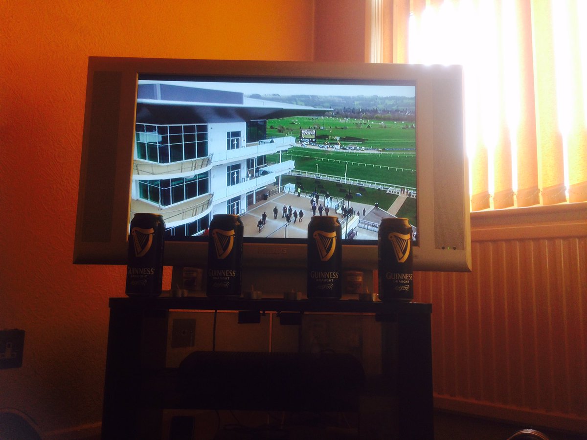 RobKerr32's tweet photo. @RP_TV at home, no distractions plus a couple pints ! #CheltWatch https://t.co/hrwJpCWn8a