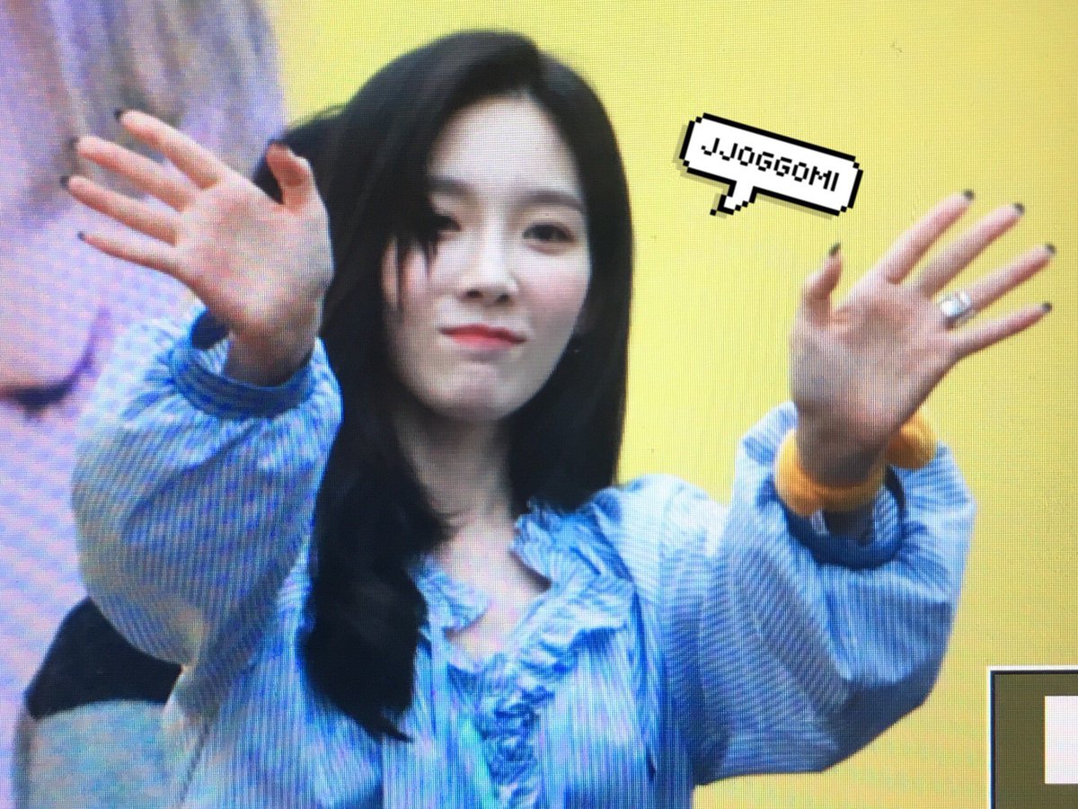 [PIC][17-03-2017]TaeYeon tham dự buổi Fansign cho "MY VOICE" tại COEX MALL Live Plaza vào tối nay C7H1zv4V4AEacad