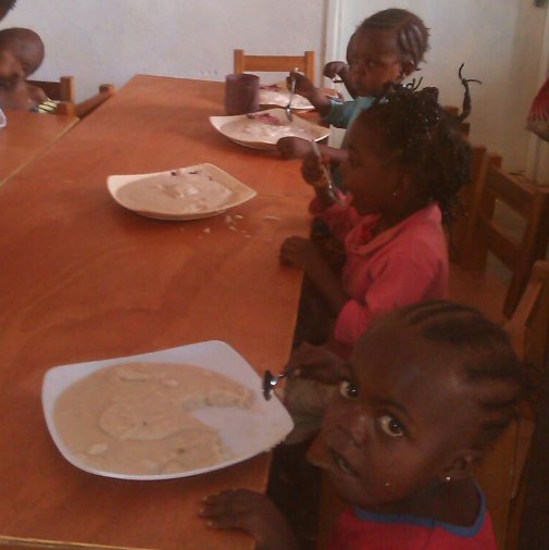 E' l'ora della pappa per i piccoli a Kanyaka, nell'Unità Nutrizionale ristrutturata con l'aiuto di Fon. Prosolidar goo.gl/2hrMxl