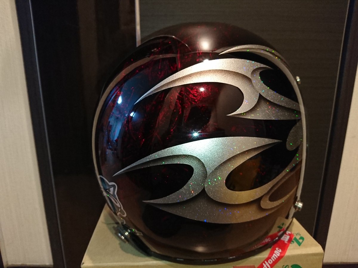 hazefactory's tweet photo. RT&amp;フォローでプレゼント！今回はジェットヘルメットです。展示品で使用していました。31日PM11:59までにフォロー&amp;リツイートしてくれた方１名様にプレゼント。 キャンディーレッドのラップペイントにレインボーフレーク入り。フリーサイズです♪ #RTでプレゼント https://t.co/OrJL28z5fW
