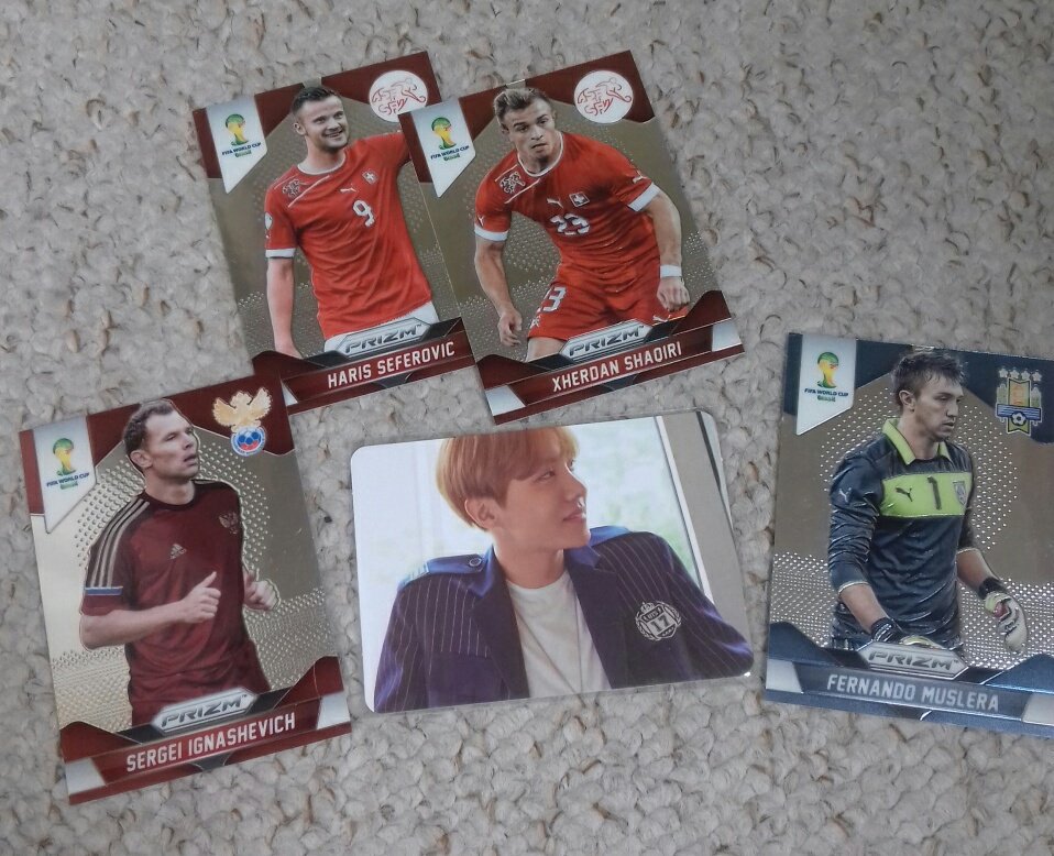 mito_hour's tweet photo. I'M SO CONFUSED???????
I BOUGHT HOBI'S SEASONS GREETINGS CARD AND THEY SENT ME FREE FOOTBALL CARDS AS WELL I'M?? WHY? ? https://t.co/sZGOs9PHZE