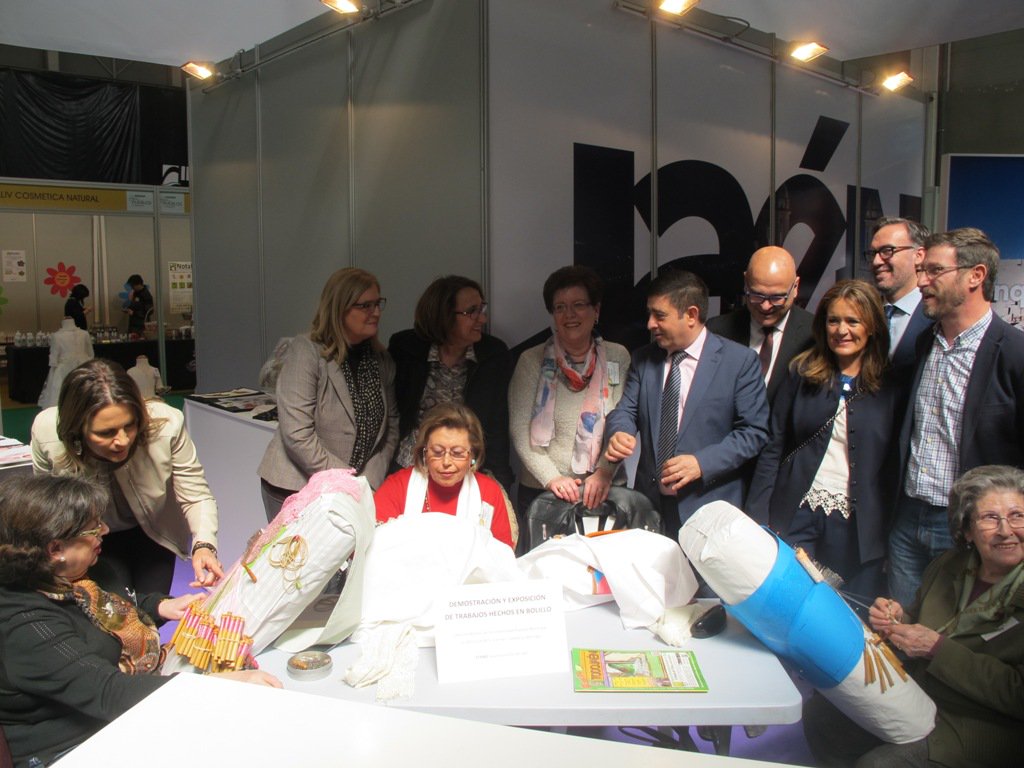 HoraJaen's tweet photo. #Jaén | La Feria de los Pueblos ha abierto su puertas con 250 expositores y cerca de 200 actividades https://t.co/nlq1Jj3FKg https://t.co/BaT9fMK8En