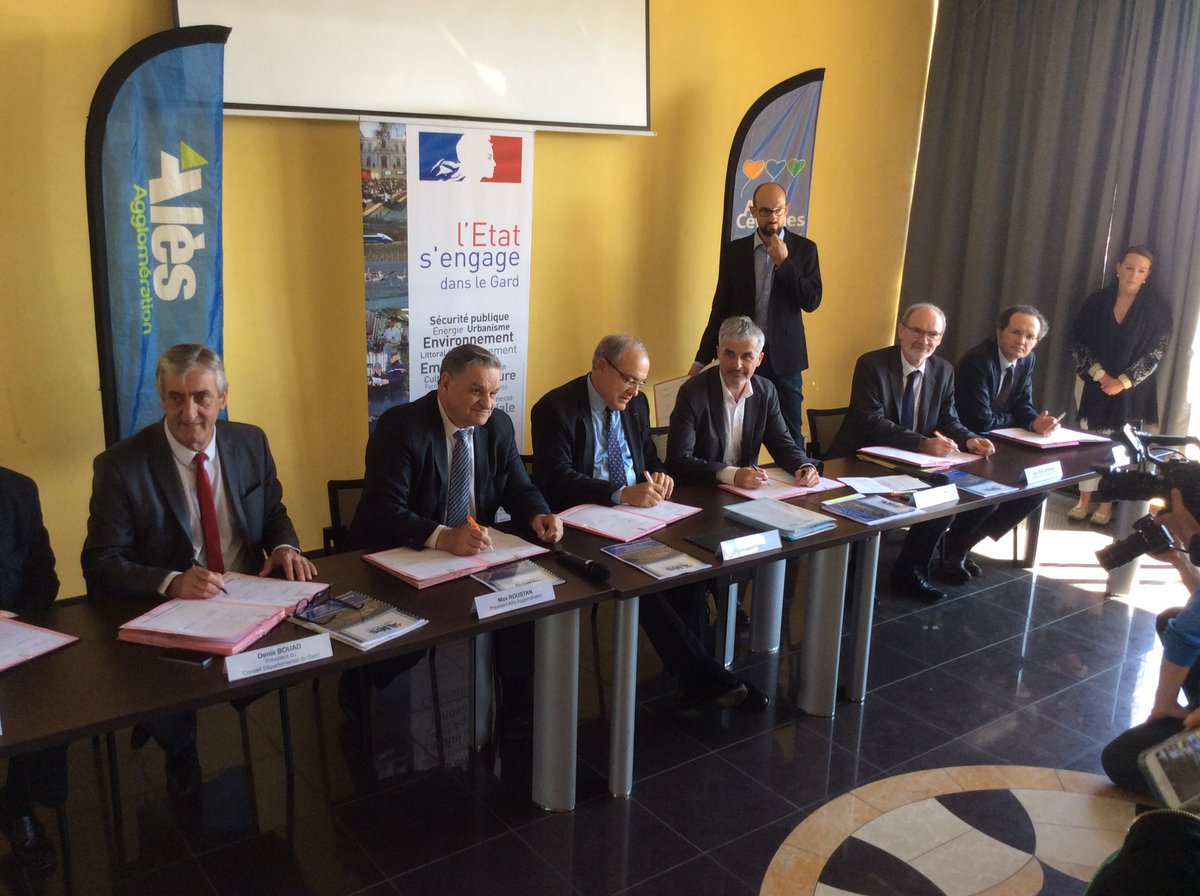 Prefet30's tweet photo. Projet de renouvellement urbain pour des quartiers d'Alès signé par @Prefet30  @Occitanie @Gard @CaissedesDepots et élus #ANRU #habitat https://t.co/L0qJTfRqOV