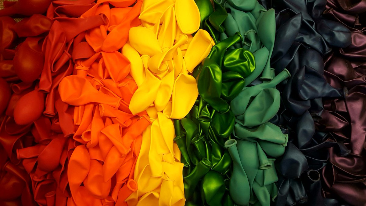 TufTexBalloons's tweet photo. Don't miss all the beautiful colors of the rainbow looking for that pot of gold #balloons #stpatricksday #irish #tuftex #rainbow #PotofGold https://t.co/ti1SVFGMhX