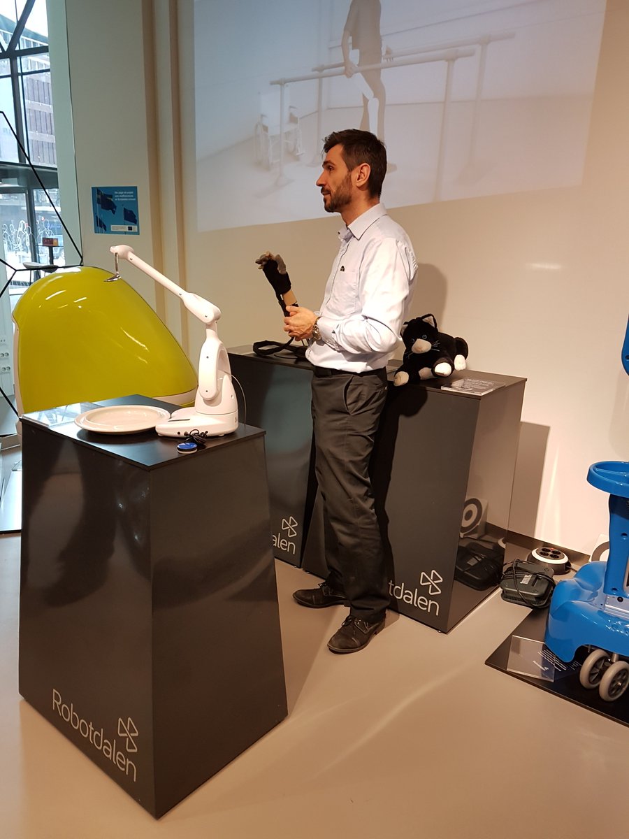 gabrielfosspol's tweet photo. Mycket snack om robot teknik i vård och omsorg, vad går gränsen? Väldigt imponerad av robotdalen. https://t.co/ULV5BOwp6R