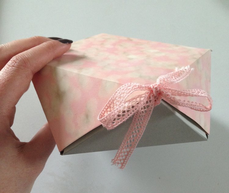 ConfluencesCrea's tweet photo. Dimanche 26 mars lampe origami et porte carte avec @MathildeMrchl attrape rêve, carte à secouer et boite diamant avec @Simones_Boudoir https://t.co/8rp02ftFCd
