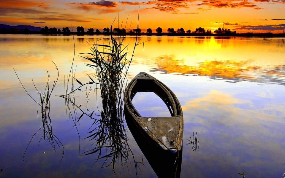 Пейзаж с лодкой. Лодка в море. Лодка на озере в горах. Озеро отражение лодка. Пейзаж с отражением в воде.