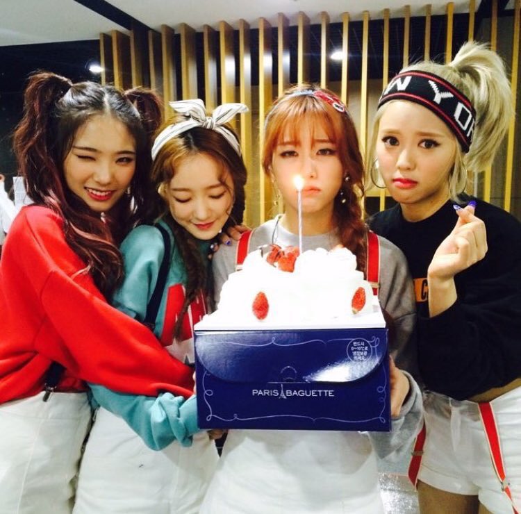 981119_'s tweet photo. @A2haena @nusta96 @dananuniii @OH523 
마틸다가 데뷔한 자 1주년네용~~~
나는 한국어를 배우고 있어, 그런데 아직 조금 밖에 몰라...
제 말을 이해하지 못하셨다면 죄송합니다.....ㅠㅠㅠㅠㅠㅠ https://t.co/6BbIJjJYNw