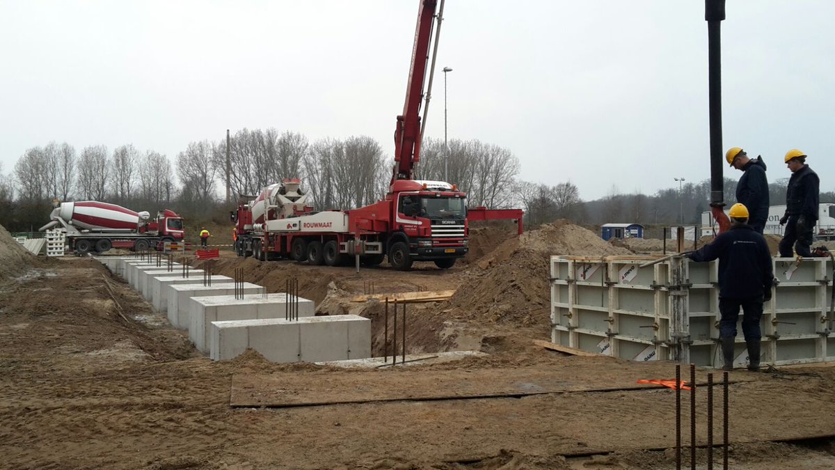 Het gaat mooi bij @HSFLogistics  Vandaag 2de serie poeren storten, de 1ste serie is al uit de kisten.