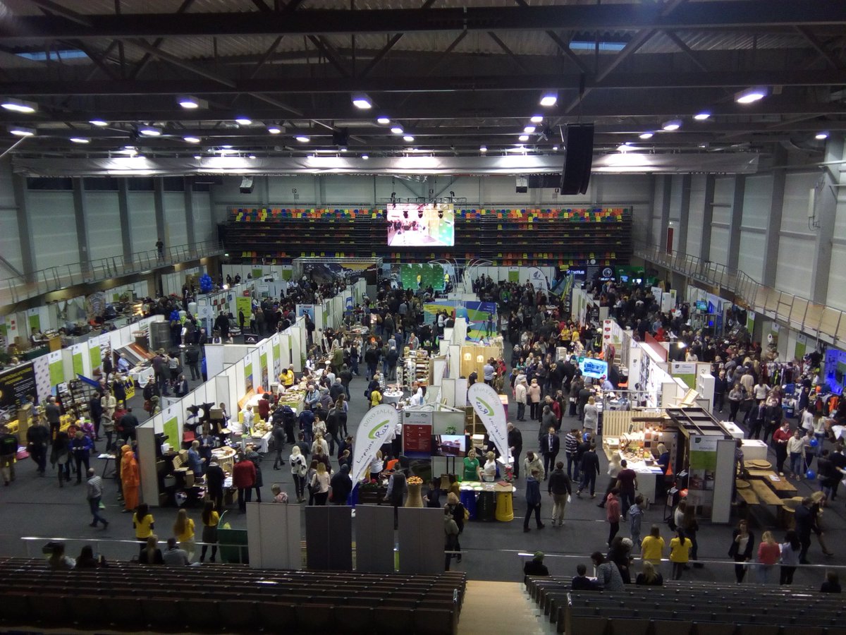 Cilvēku jūra jau no paša rīta. "Ražots Liepājā" @LOClv