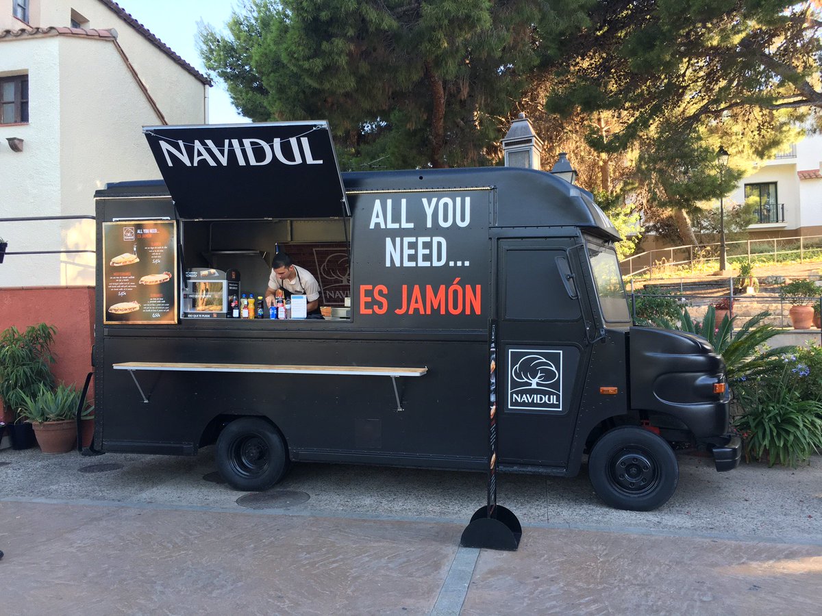 BA_foodtruck's tweet photo. Con el mejor Jamón Serrano de #España y sus combinaciones con tomate, tiras de lomo, pimientos asados, etc llegará @Navidul !!! #badajoz
🐖😍🚚 https://t.co/yKQ15QiYde