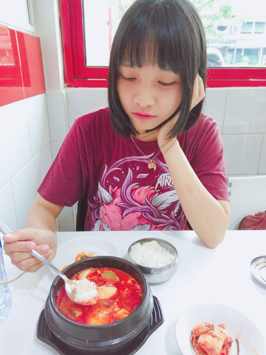 CandyLove_ID's tweet photo. Selamat sore〜 Nia sama Mila habis latihan dan lagi makan di restoran korea sekarangʕ•ٹ•ʔ Hangout para ciwik(^^♪ https://t.co/Lpv1YK0nzU