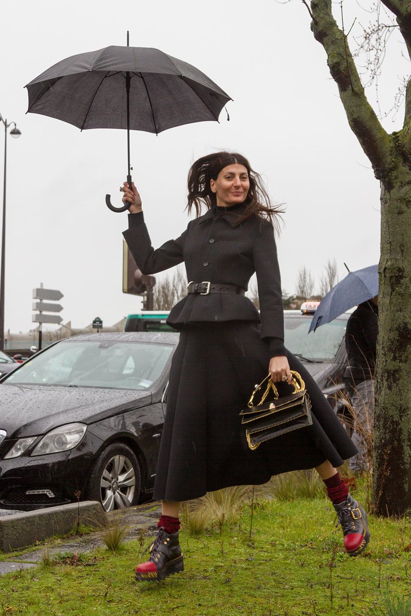 MsLupeCastro's tweet photo. #AccessoriesFunFriday
Must have accessory during #PFW the almighty Umbrella!
@Bat_Gio #MaryPoppins 📸 @parisdisephoto for #MsCastroRides https://t.co/qKrbPv0hqR