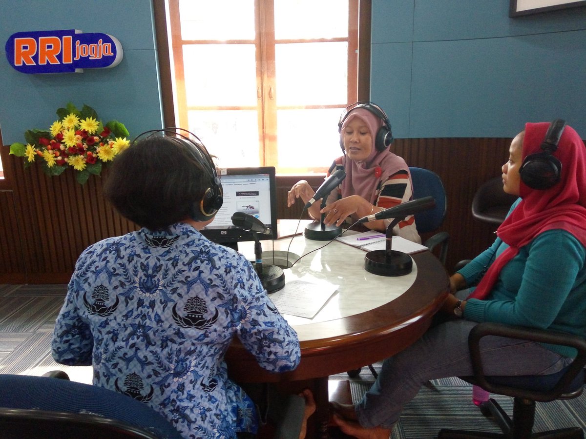 Perempuan dan Aduan Warga di @pro1fmjogja direlay <a href="/megaswarakp/">Radionya Kulonprogo</a> <a href="/SandigitaFm/">Radio Sandigita Fm</a> <a href="/patukintegrasi/">Patuk Terintegrasi</a> <a href="/HNCRKFM/">Wonosari Kota Hijau</a>