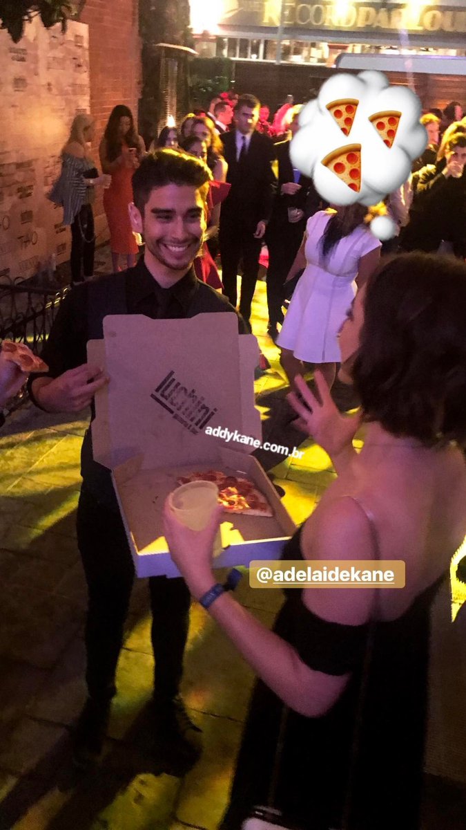 daninewbalance's tweet photo. E quem ficou toda animada por conta da pizza? 😂 https://t.co/I7wqXfWQad